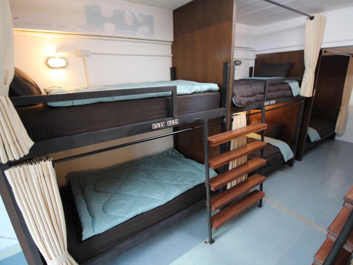 Bedtiny Hostel (Adults Only) Чиангмай Екстериор снимка